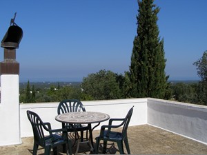 Ferienhaus Apulien Trullo Bianco Blick von Terrasse aufs Meer